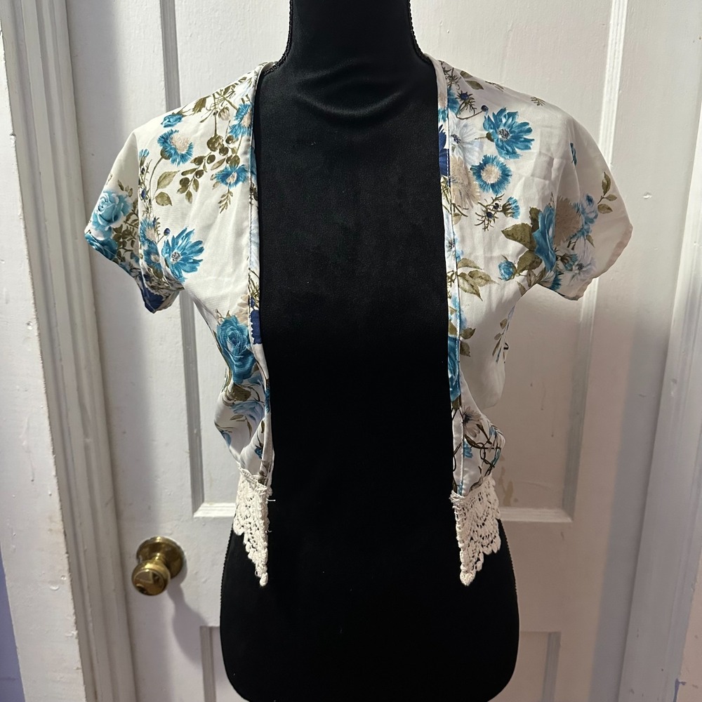 Pomelo White Floral Short Sleeve Cardigan with Lace Details‎ in S
